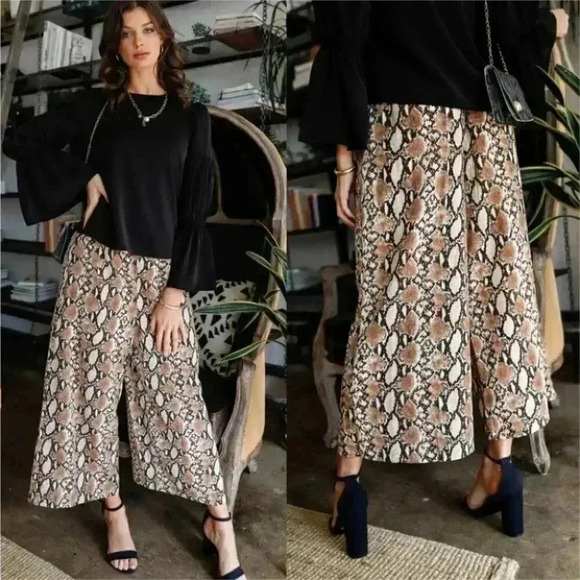 Contemporay wide legged Snake Print Pants - Picture 5 of 5